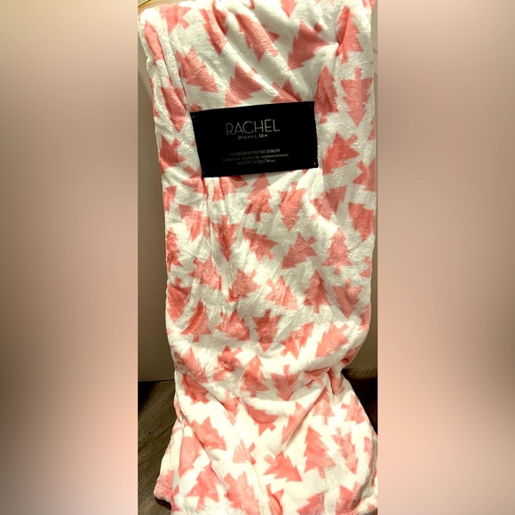 Pretty in Pink Christmas Tree Oversized Plush Throw- NWT - Picture 1 of 3
